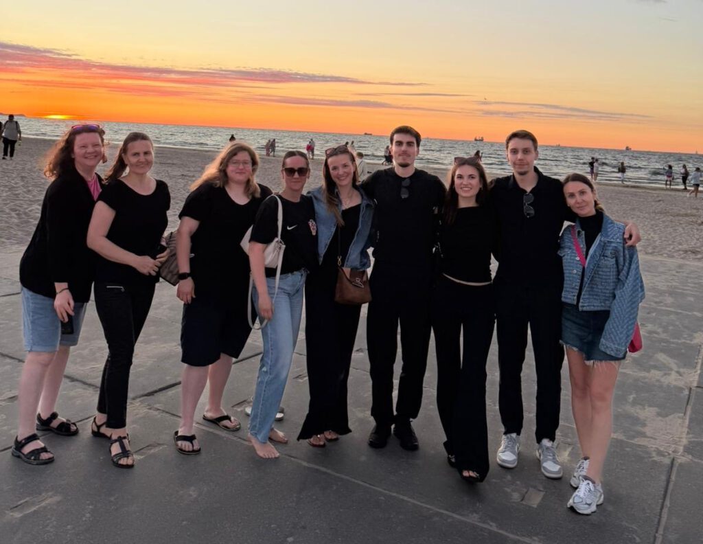 Das Team der Kita mima beim Teamausflug am Strand